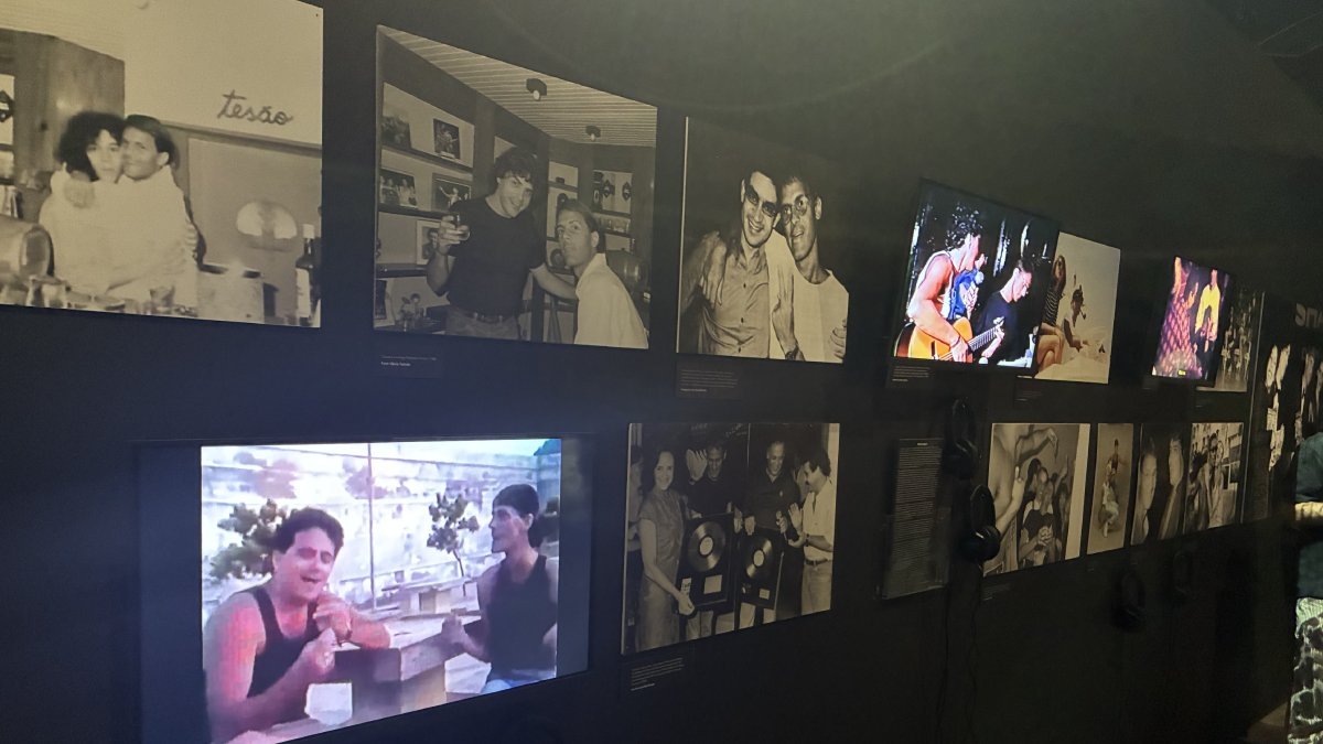 A sala reúne ainda diversas fotos de momentos íntimos com pessoas importantes na vida do cantor, além de troféus e registros raros feitos durante internações hospitalares