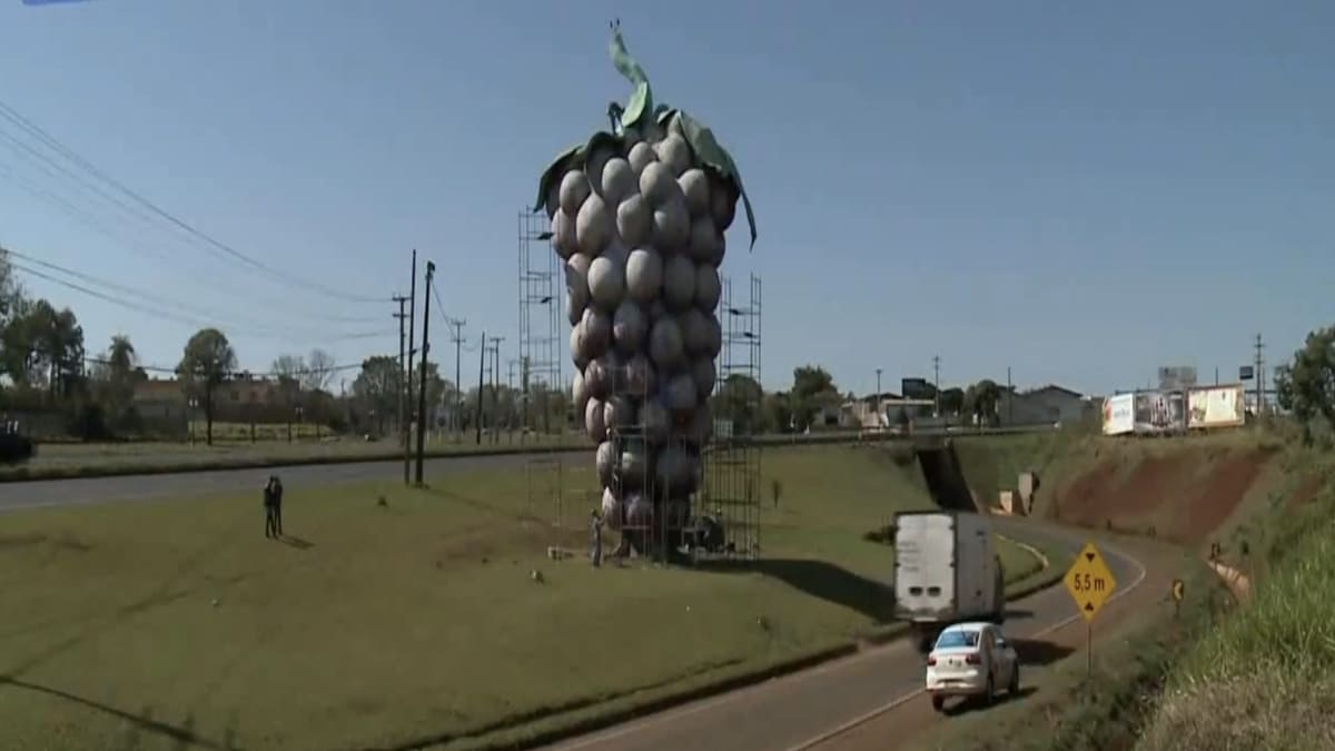 Uva Gigante de Marialva (PR): Monumento que homenageia a tradição da produção de uvas e a força da agricultura local. Reprodução/YouTube