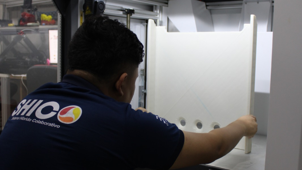 Profissional trabalhando com máquina de impressão 3D em Manaus.