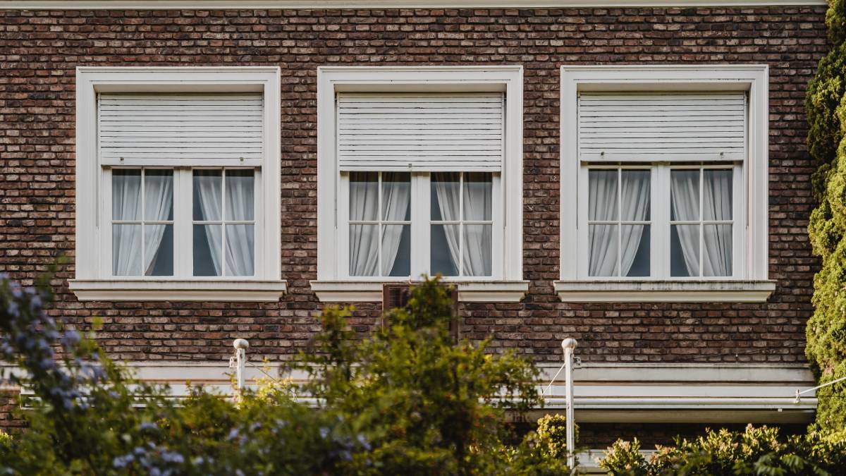 A ventilação cruzada depende de aberturas bem distribuídas. Janelas pequenas ou mal posicionadas prejudicam o fluxo de ar. Vidros de controle solar e persianas venezianas ajudam a bloquear o calor sem impedir a entrada de ar.