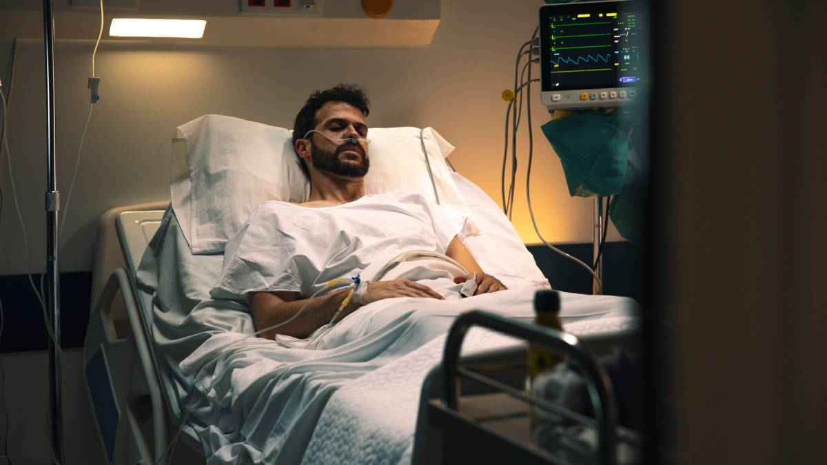 A eficácia da máscara foi testada em ambientes críticos, como UTIs. Pacientes que usaram máscara de olhos, às vezes em conjunto com protetores auriculares, relataram sono mais profundo e satisfação maior com o descanso. Fotos: Freepik