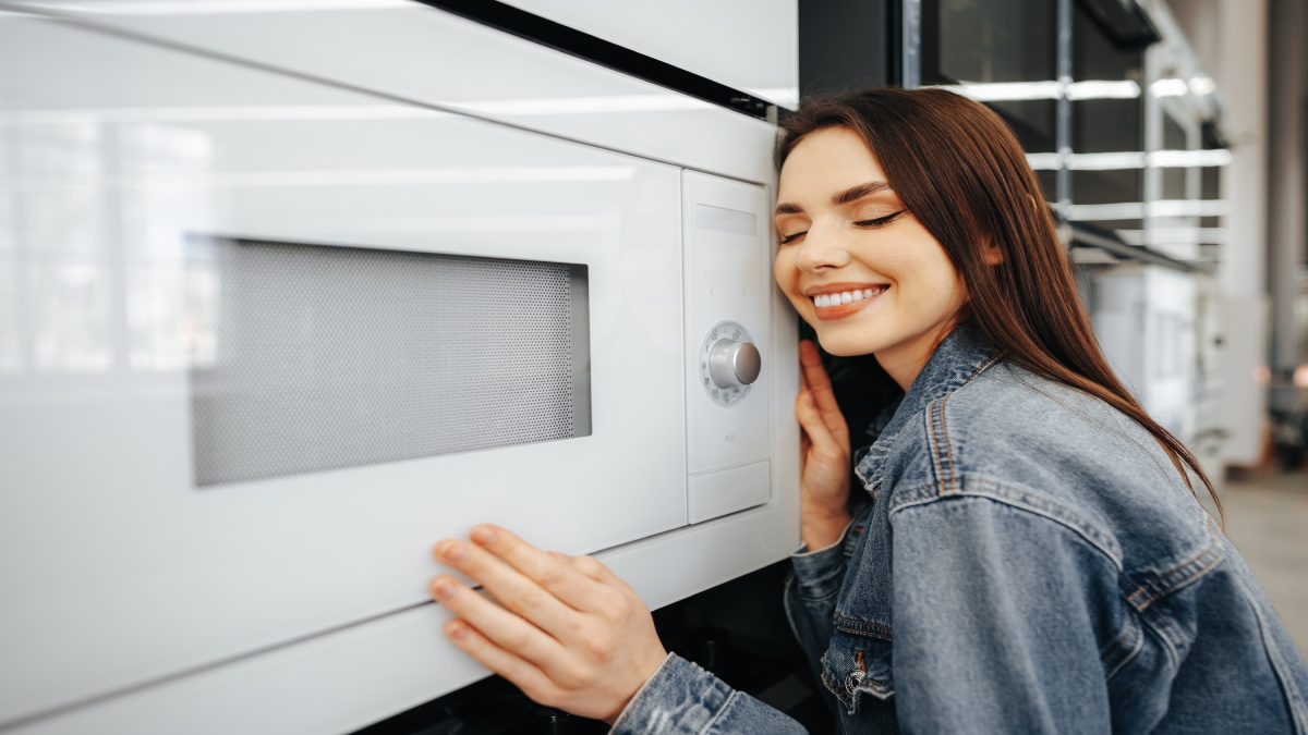 Os micro-ondas evoluíram bastante e nesta temporada os modelos inteligentes se destacam por trazer funções pré-programadas que facilitam o preparo de pratos completos (Fotos: Freepik)