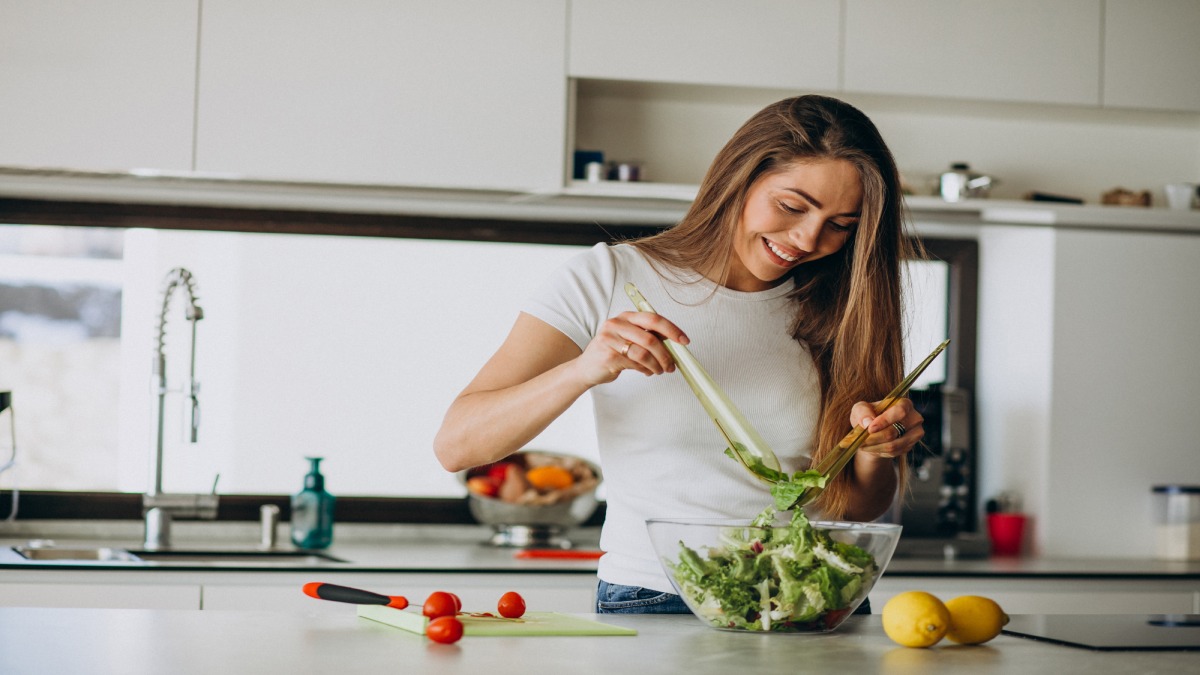 Uma alimentação rica em frutas, legumes, verduras, grãos integrais e proteínas de qualidade está entre os principais fatores associados à longevidade