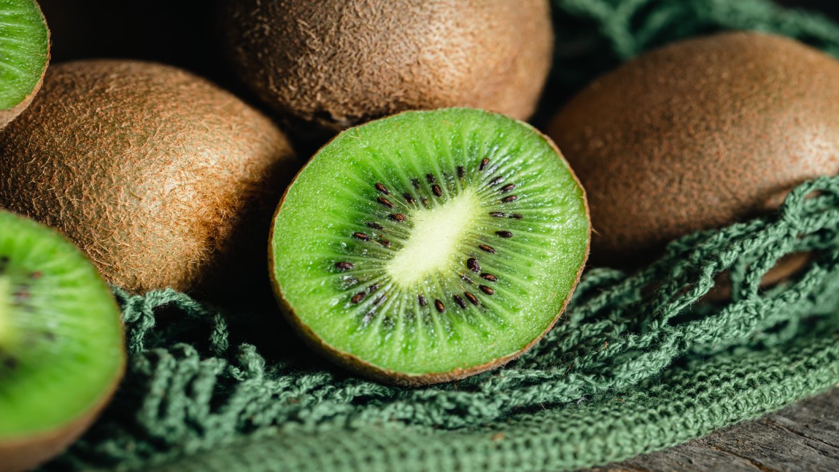 Nos últimos anos, pesquisas científicas passaram a analisar com mais profundidade os efeitos do kiwi no organismo humano