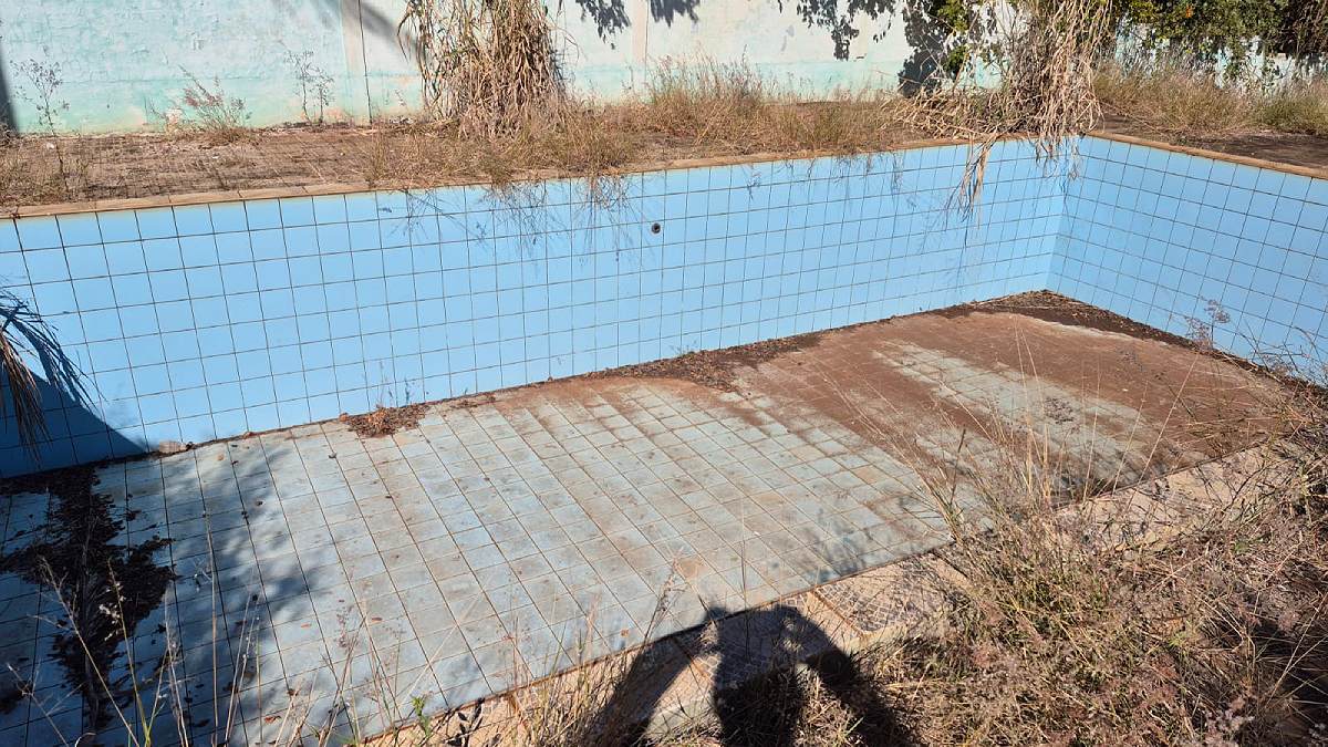 Imóvel conta com uma edificação composta por 21 quartos, cozinha, piscina com capacidade aproximada de 80 mil litros, quiosque e quadra de futebol - Reprodução/HastaPública Leilões