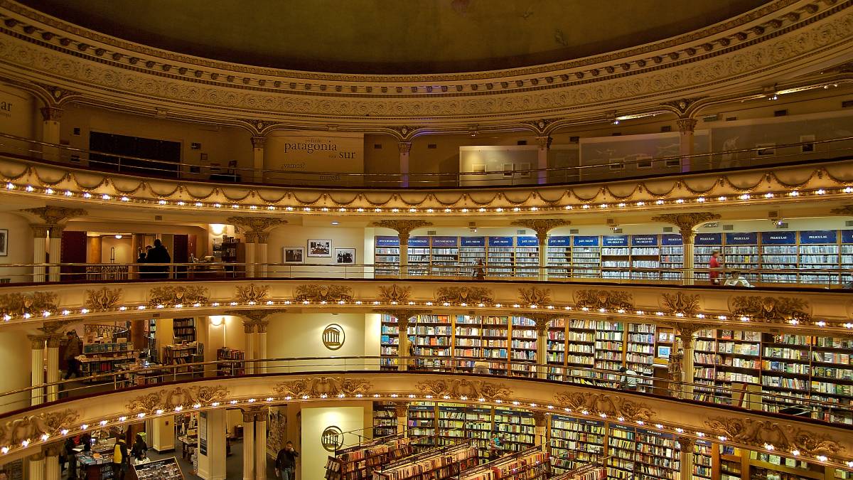 O edifício que hoje abriga a livraria foi construído em 1903 para ser teatro, após a demolição de uma fábrica de carruagens.