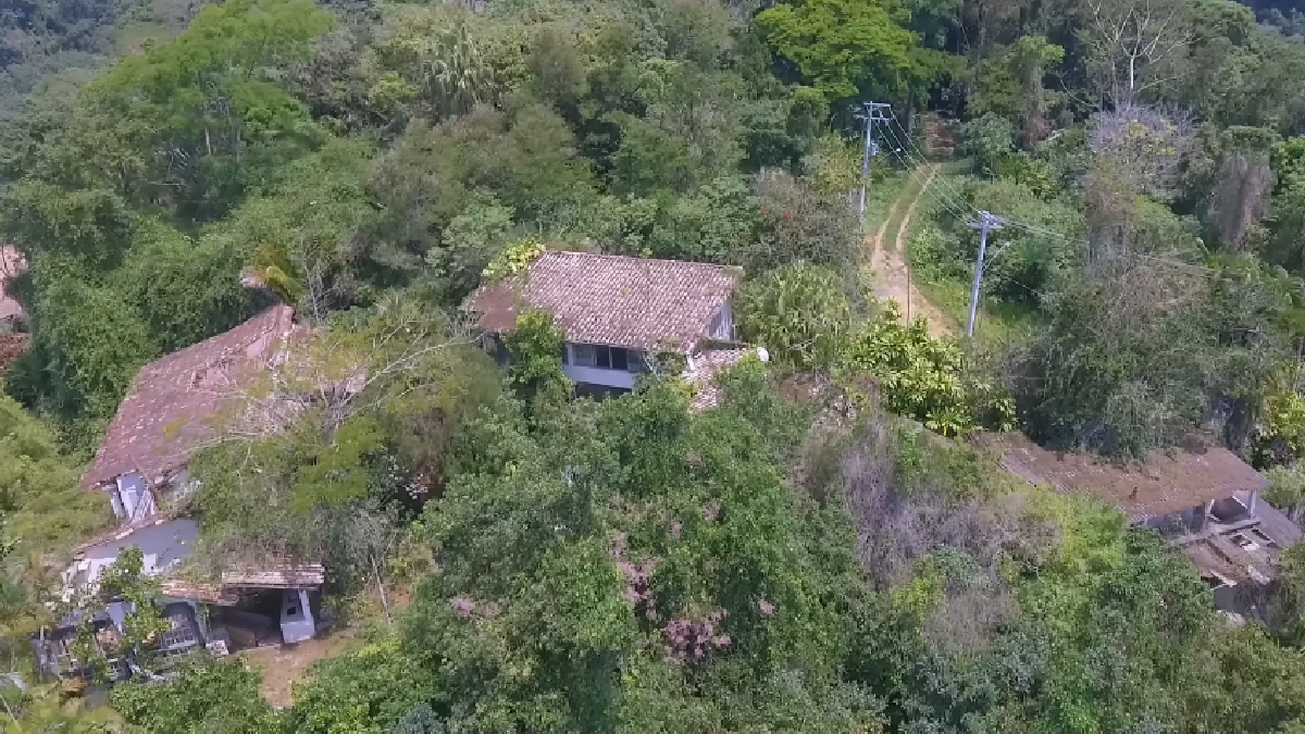 A casa sempre foi alvo de polêmicas, incluindo uma acusação de que Clodovil a ergueu em uma Área de Proteção Ambiental (APA) - (Reprodução/YouTube Marcel Jurado - FPV BACANA)