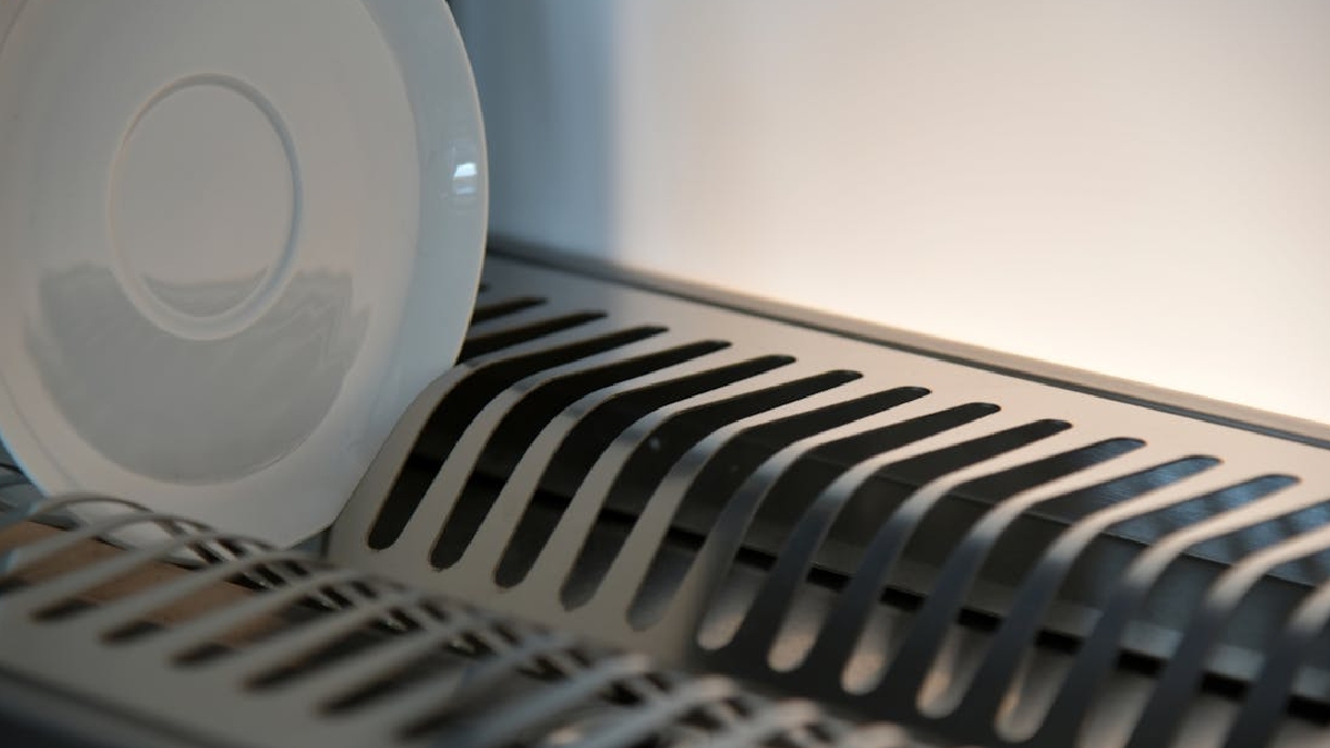 Segundo o biomédico Roberto Martins Figueiredo, conhecido como Dr. Bactéria, os panos de prato são contaminados por germes, o que pode afetar a saúde dos moradores da casa. Para ele, o ideal é deixar que a louça seque naturalmente - (Serena Koi/Pexels)