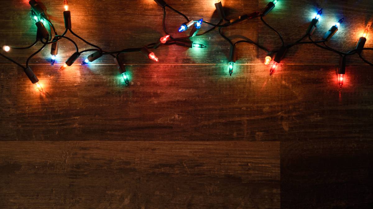 Luz quente muda tudo em minutos. Velas e pisca-pisca criam clima de Natal mesmo com poucos enfeites e ajudam a "esconder" o improviso com um visual mais aconchegante.