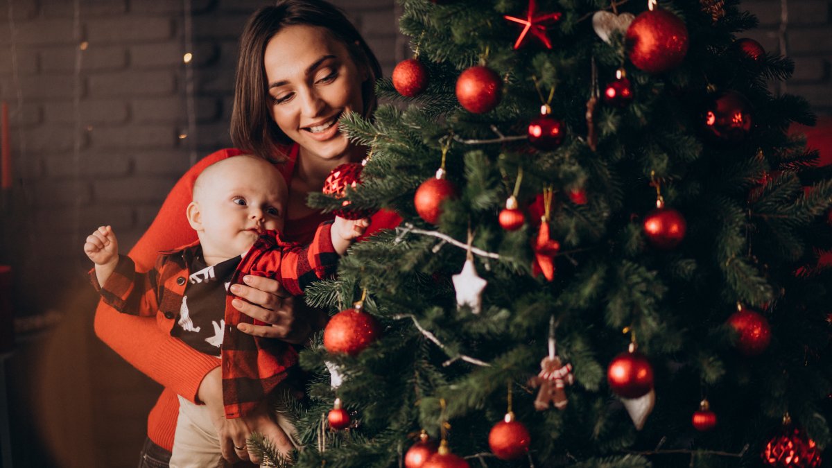 Elemento central da decoração, a árvore de Natal costuma ser feita a partir de um pinheiro, símbolo ligado ao crescimento e à continuidade