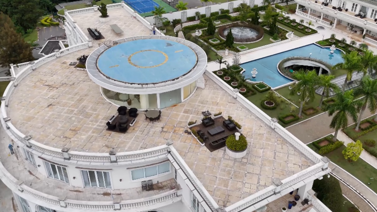 Com 17,8 mil metros quadrados, a estrutura arquitetônica do imóvel é tão impressionante que chega a ser comparada a um hotel. No total, são 18 quartos e 14 banheiros - (Reprodução/YouTube Drone.v7)
