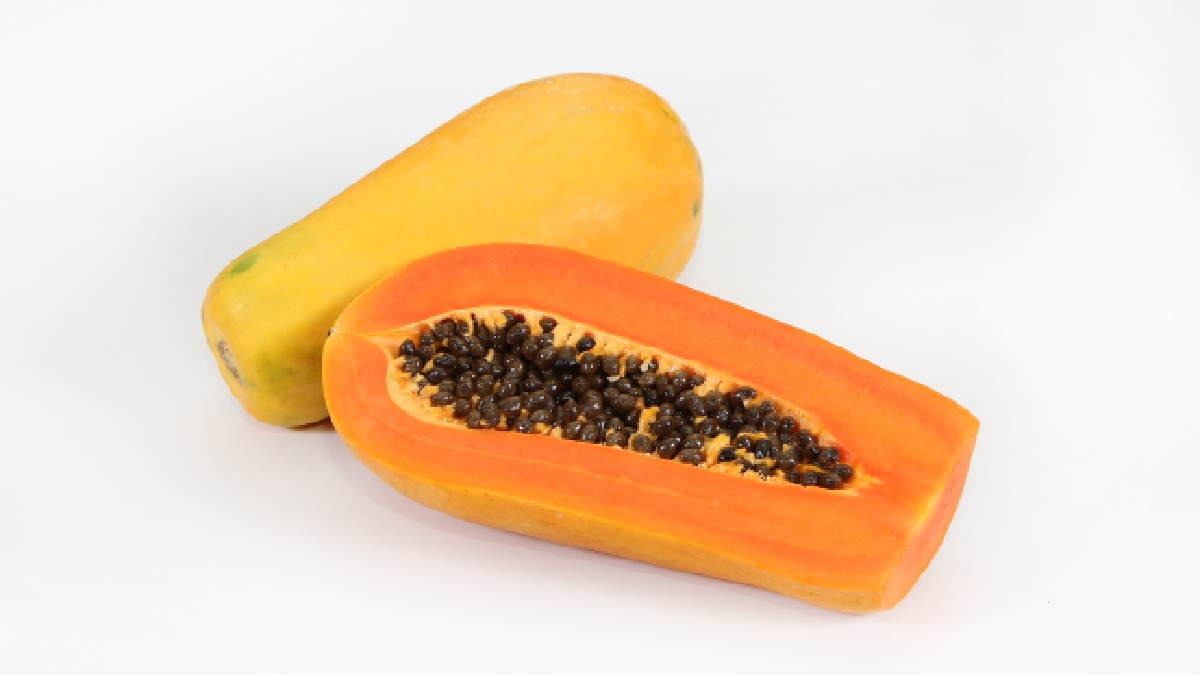 A fruta mamão é rica em papaína, ajuda a digestão e favorece o funcionamento regular do intestino. Imagem: Banco de imagens