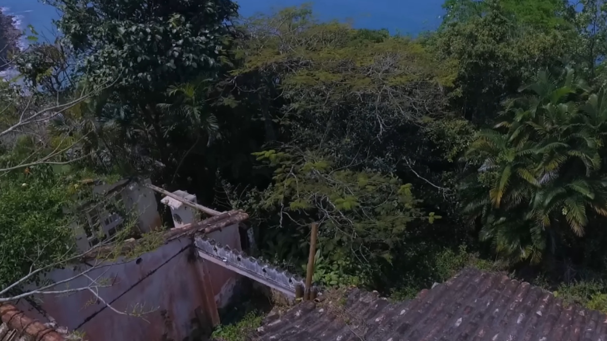 O apresentador morreu em 17 de março de 2009, e desde então, com o passar do tempo, o local, situado em um ponto alto entre as praias do Léo e do Meio, próximo à divisa com Paraty (RJ), se tornou cada vez mais abandonado - (Reprodução/YouTube Marcel Jurado - FPV BACANA)