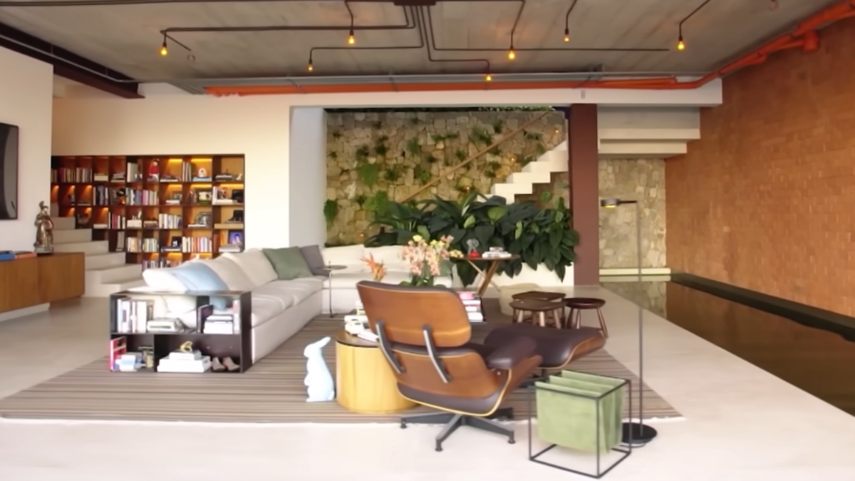 A mansão de luxo possui uma área de estar com conceito aberto para a cozinha, academia equipada, terraço para festas - (Reprodução/YouTube GNT)