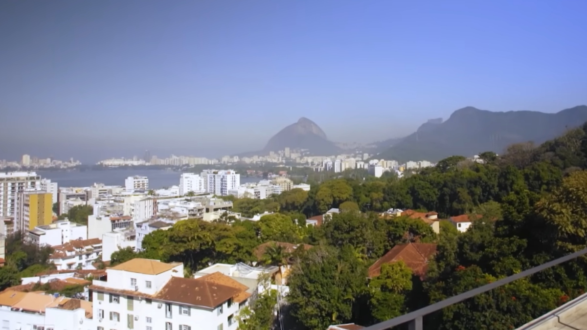 Com uma carreira longa na televisão, o artista vive em uma casa luxuosa no Rio de Janeiro, que valoriza uma vista panorâmica para o Cristo Redentor - (Reprodução/YouTube GNT)