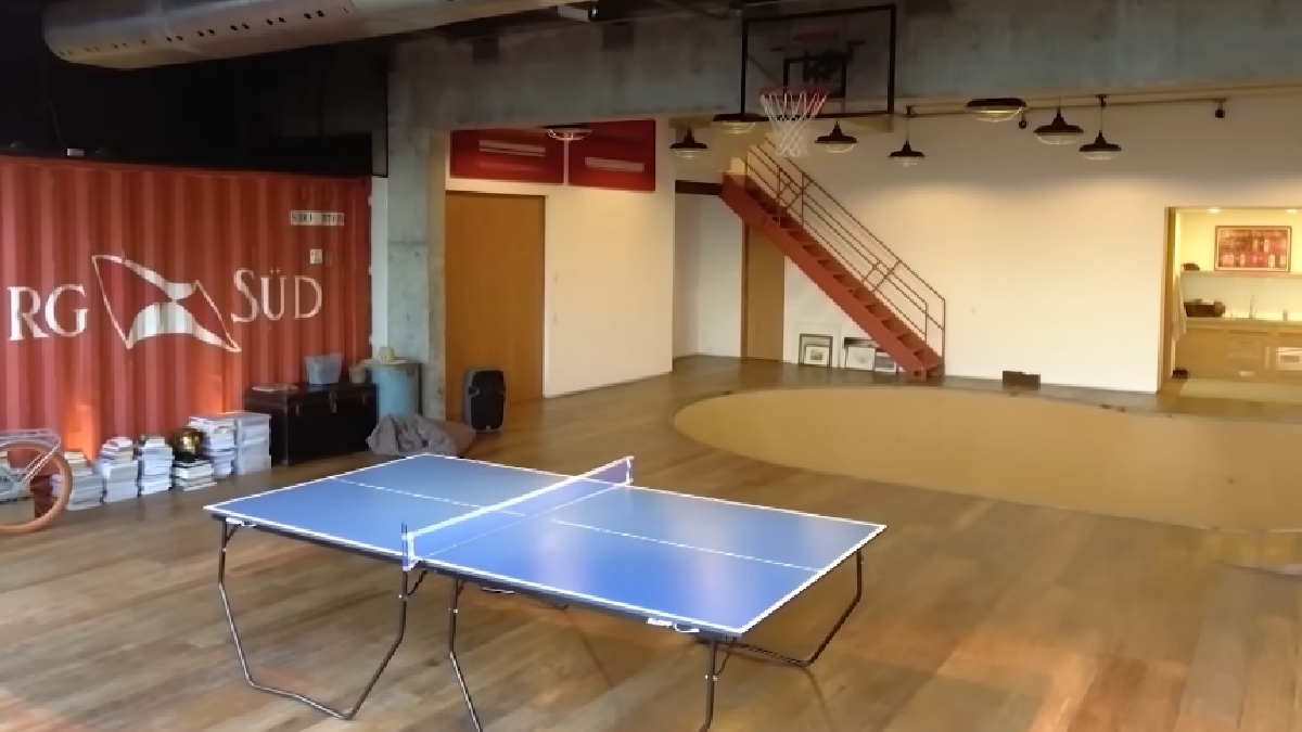 Além da vista de destaque, o imóvel conta com uma pista de skate no subsolo para se divertir com os filhos - (Reprodução/YouTube GNT)