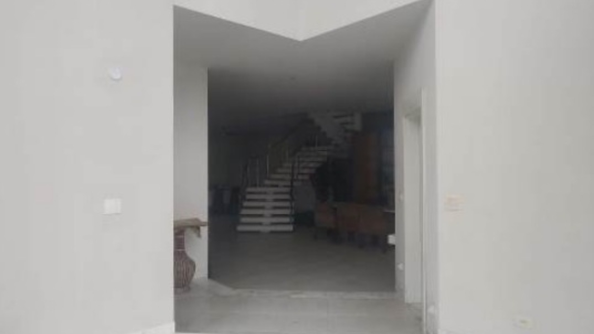 Sala íntima, sala de brinquedos, cinco suítes com banheiro privativo, closet e terraço cada compõem áreas de lazer do imóvel.