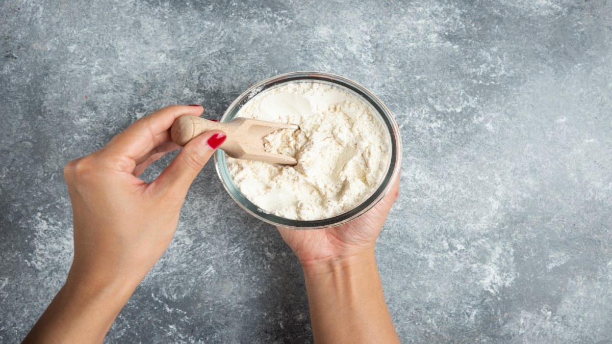 O whey protein isolado possui uma alta concentração proteica com mínimo de calorias extras, o que o torna ideal para dietas de emagrecimento