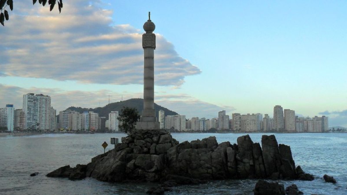 Marco Padrão é um monumento que homenageia o quarto centenário da fundação do município (Foto: Eric and Christian/Wikimedia Commons)