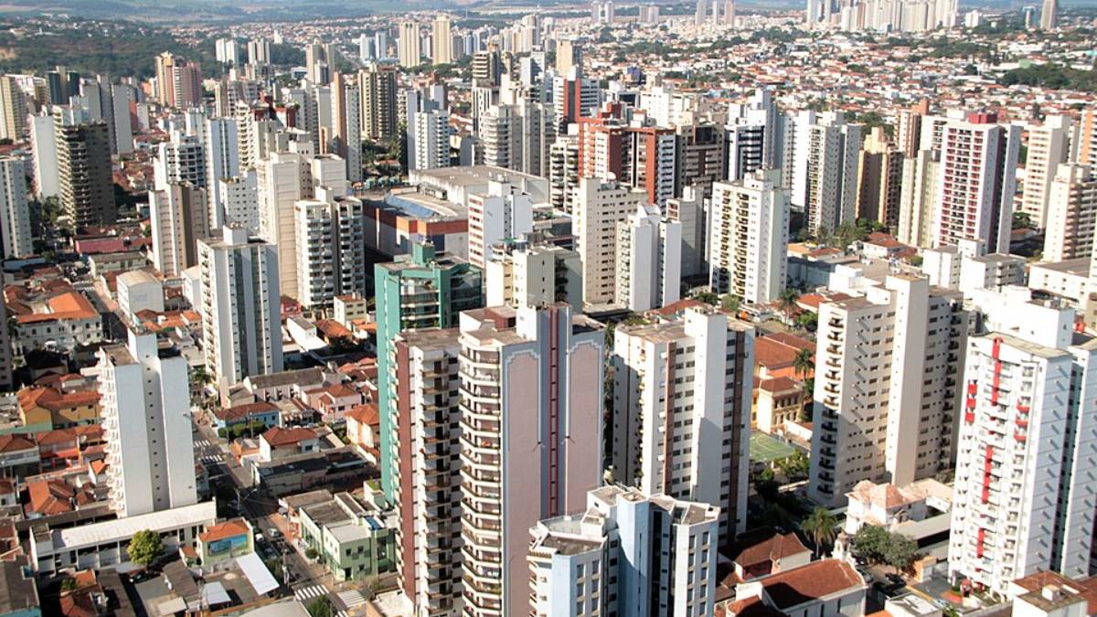 Clima ensolarado, infraestrutura completa e tradição no agronegócio ajudam a explicar por que Ribeirão Preto se consolidou como uma das cidades mais cobiçadas fora das capitais. Fotos: Wikimedia Commons