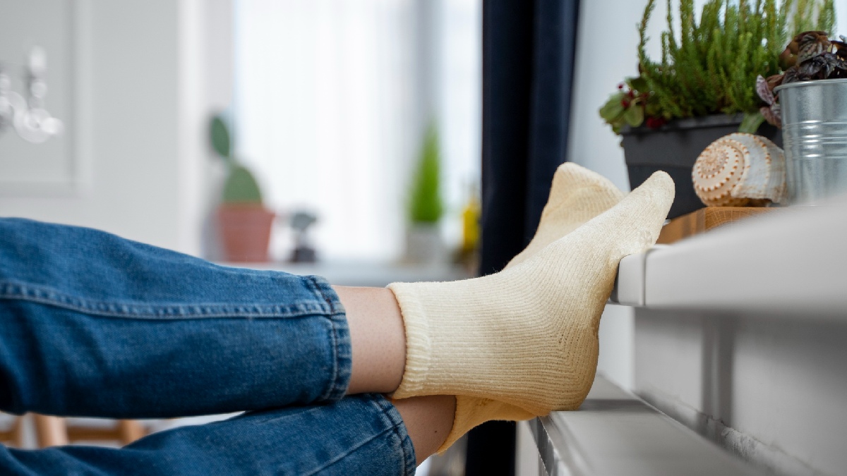 Ainda é possível ocorrer a transferência do micróbio para os sapatos, cama, sofá, ou qualquer outra parte que o pé com a meia suja entre em contato, o que aumenta o risco de uma infecção contagiosa que afeta a pele dos dedos dos pés e ao redor deles - (Freepik)