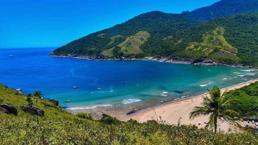 A praia do Bonete é pouco movimentada devido ao difícil acesso, que só pode ser feito por trilha ou barco. Ela chegou a ser eleita uma das praias mais bonitas do Brasil, em eleição de um jornal inglês - (Paulo Stefani/Sectur Ilhabela)