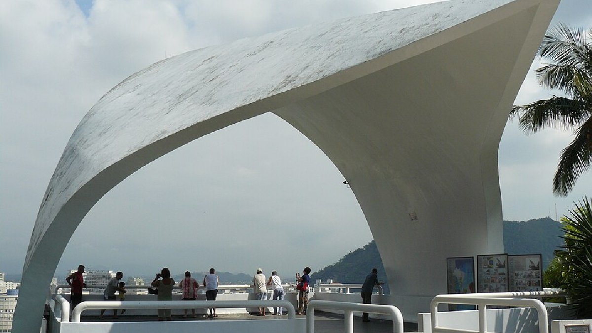 Projetado pelo arquiteto Oscar Niemeyer, o Monumento 500 Anos é um mirante de onde se tem uma visão panorâmica das praias de São Vicente e de Santos (Foto: Pēteris/Wikimedia Commons)