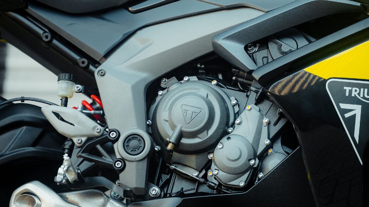 O motor de 660 cm³ entrega 95 cavalos de potência e 7,03 kgfm de torque, associado ao câmbio de 6 marchas, com transmissão final por corrente, resposta linear e comportamento previsível características que explicam sua boa adaptação tanto às ruas quanto às pistas. Divulgação
