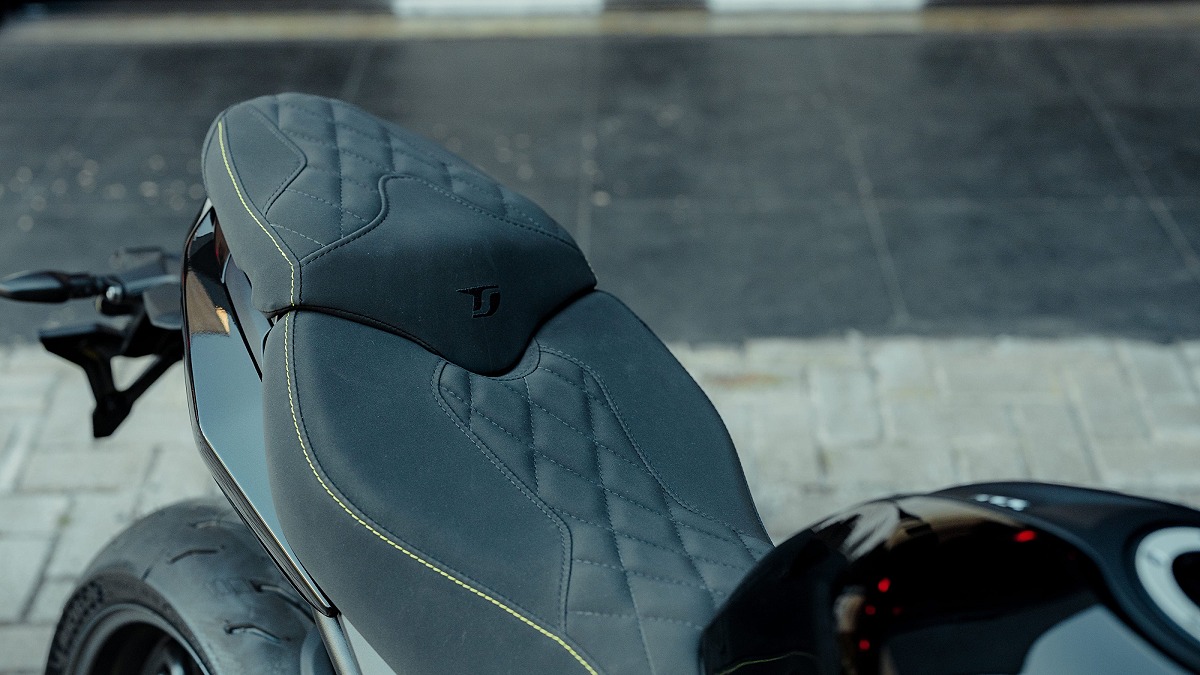 Trata-se de uma Daytona pensada menos para volumes e mais para significado, mirando colecionadores e entusiastas que enxergam valor na exclusividade e na conexão real com o mudo das pistas. Divulgação