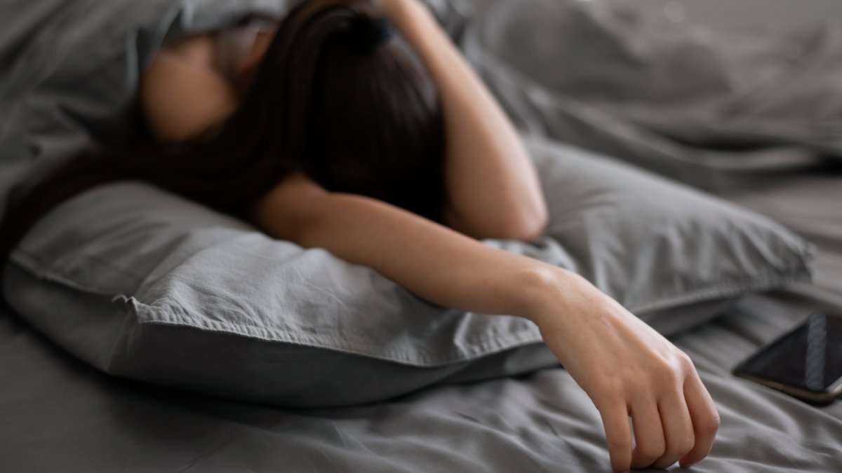 Despertares noturnos frequentes nem sempre são insônia, mas um sinal de que o corpo ou a rotina precisam de ajustes (Fotos: Freepik)