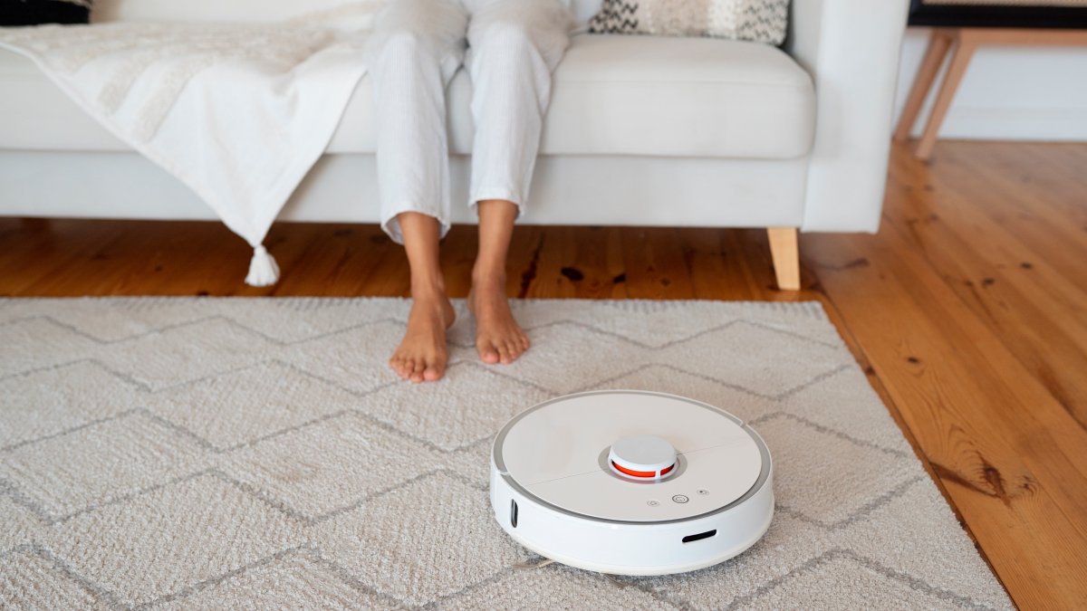 Tecnologia inteligente permite que o robô limpe sozinho, desvie de obstáculos e retorne para a base automaticamente
