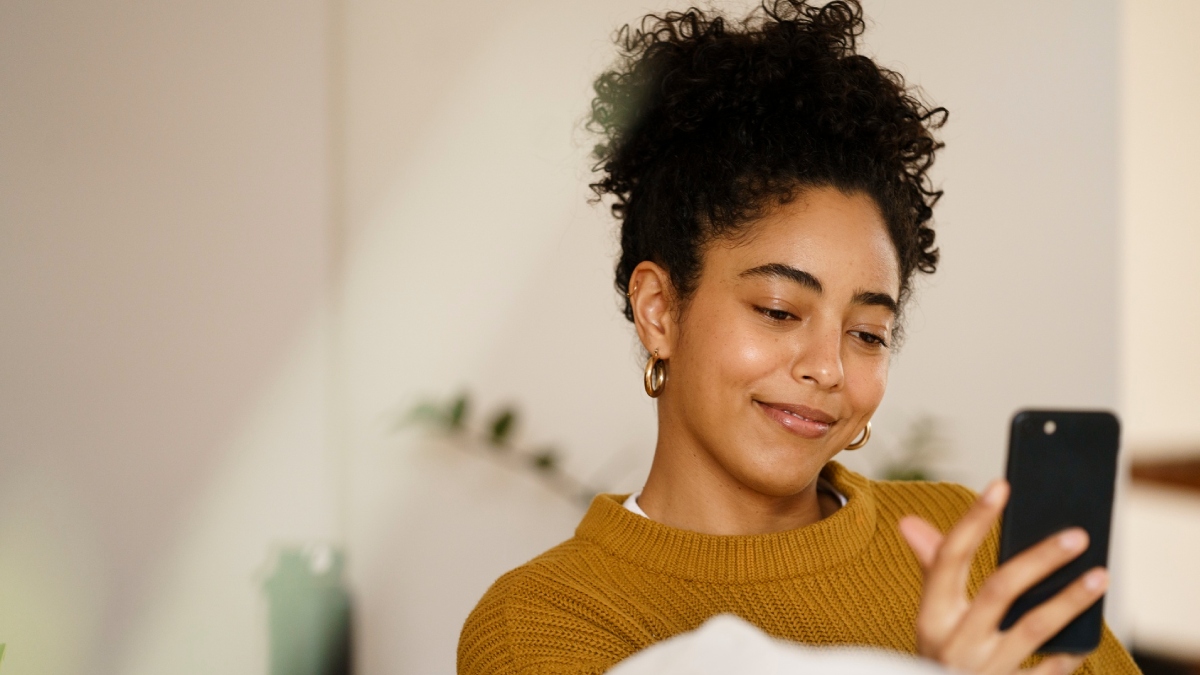 Deixar o Wi-Fi e o Bluetooth ligados em locais movimentados equivale a deixar a porta de casa destrancada: embora não seja um risco certo, há uma oportunidade desnecessária para quem está à espreita - (Freepik)