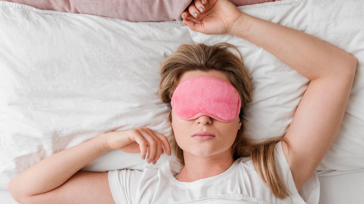 O principal mecanismo da máscara está em bloquear a luz. A escuridão estimula a produção natural de melatonina, hormônio essencial para iniciar e manter o sono.