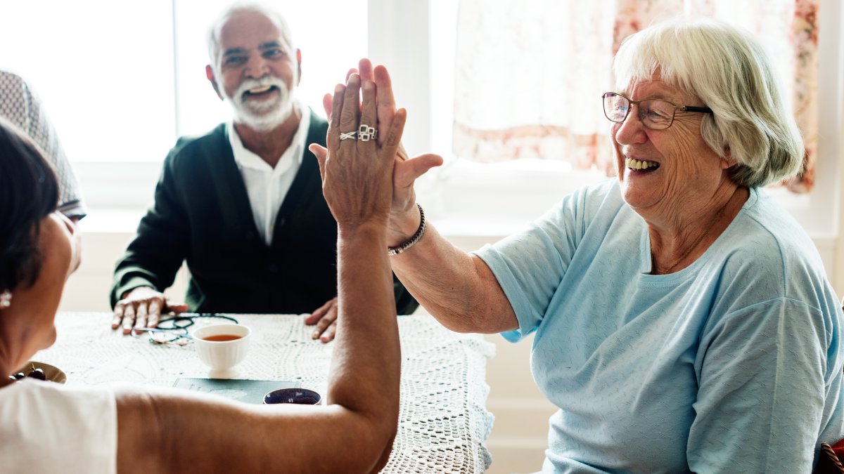 O projeto aposta em menos espaço individual e mais áreas de encontro, incluindo uma casa comunitária central para refeições, celebrações e visitas