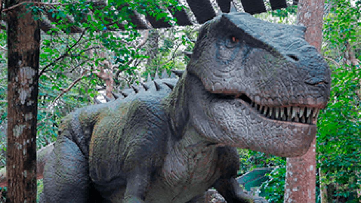 No Zoológico de São Paulo há também réplicas dos imponentes dinossauros. Imagem: Divulgação Zoo SP