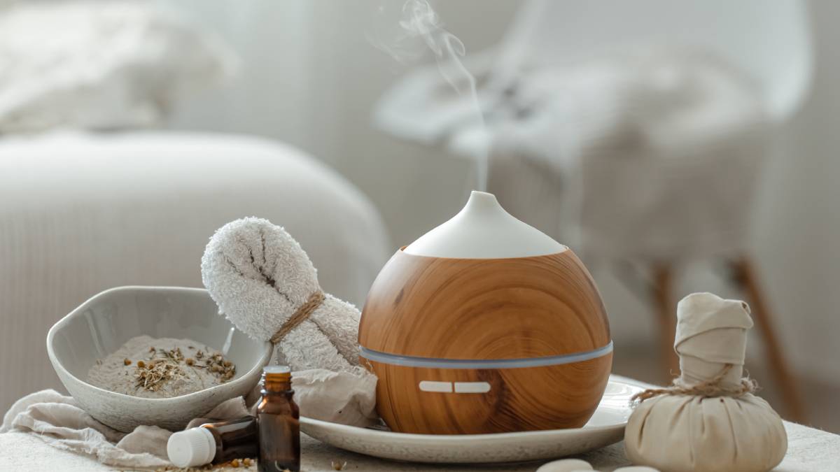 Difusores aromáticos ampliam a ação dos compostos naturais ao liberar partículas que influenciam áreas do cérebro associadas ao bem-estar.