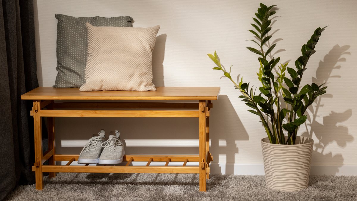 Adeus, mesa de centro: o side bench ganha espaço por ser leve, fácil de mover e útil no dia a dia