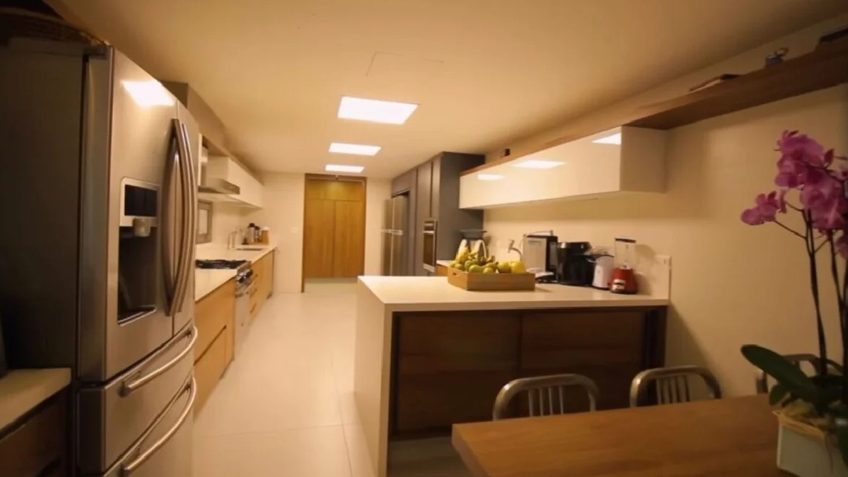 Casa possui sete suítes e 18 banheiros, além de três cozinhas totalmente equipadas.