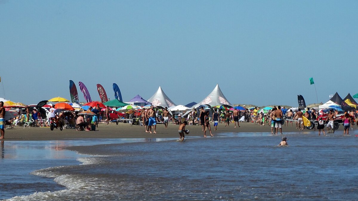 Na alta temporada, porém, os preços aumentam, as filas enchem, as praias lotam e o clima é instável (Foto: Mauren da Silva Rodrigues/Wikimedia Commons)