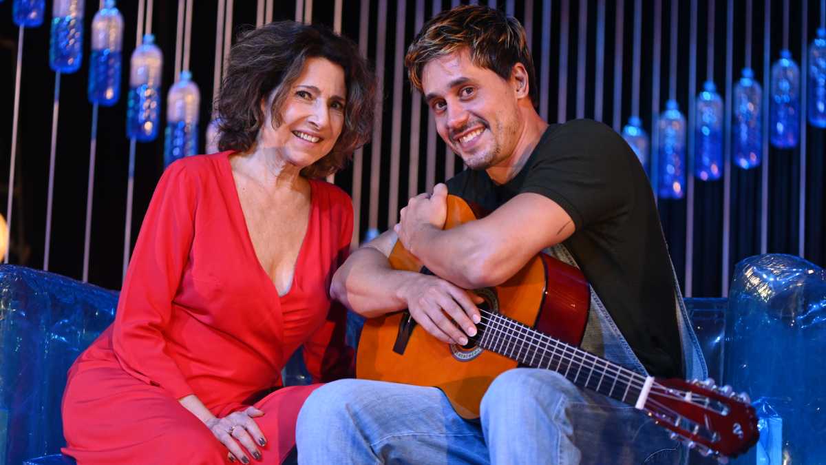 Com humor e delicadeza, a peça aborda envelhecimento, solidão, relações intergeracionais e os desafios da sociedade patriarcal, discutindo etarismo, estigmas sociais e tabus sobre sexualidade na maturidade.