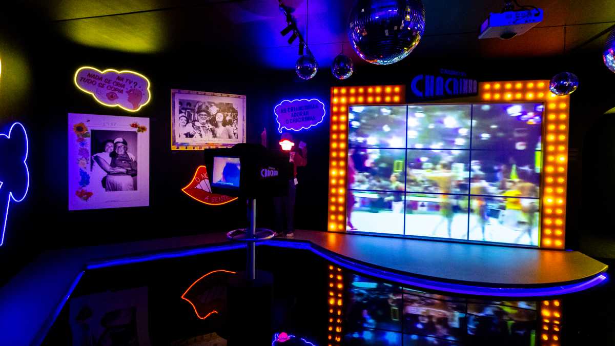 Mostra também recria ambientes marcantes da trajetória do artista, como a Pizzaria Guanabara, o palco e o camarim do último show no Canecão, o palco do Chacrinha e a Galeria Alaska.