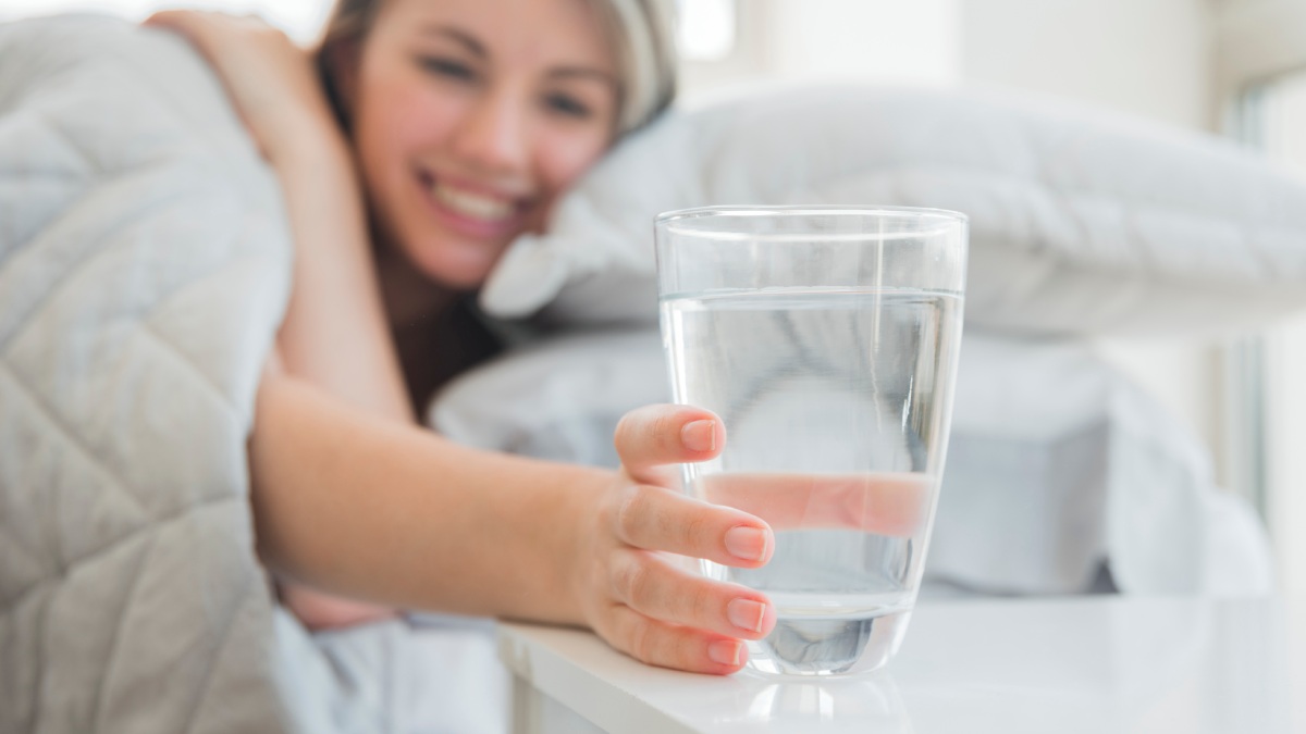 Para equilibrar, a dica é beber água ao longo do dia e reduzir volumes maiores uma ou duas horas antes de deitar (Fotos: Freepik)