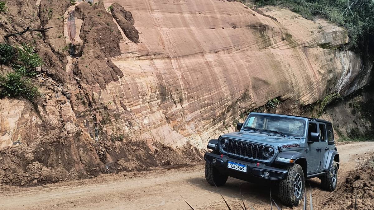 O Wrangler Rubicon aposta em um conjunto técnico robusto para enfrentar terrenos severos, com tração integral e recursos exclusivos 4x4 | Gabriel Dias/Flashmotors