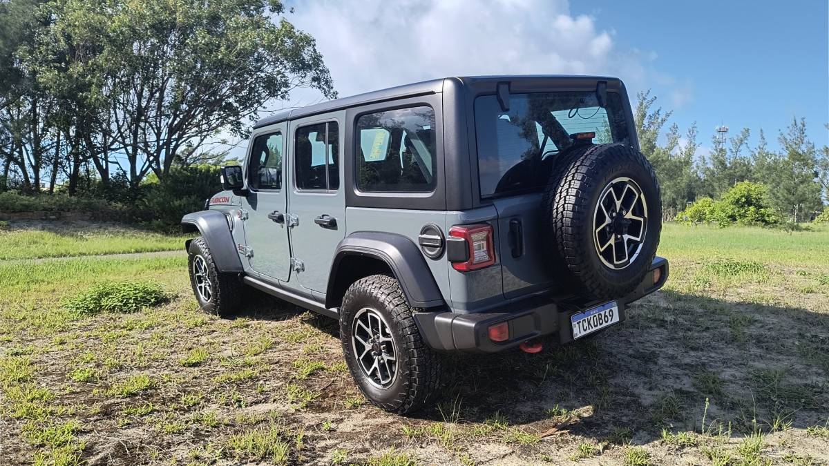 A tração Rock-Trac, os diferenciais Tru-Lok e a reduzida 4:1 colocam o Wrangler entre os off-roads mais capazes do mercado | Gabriel Dias/Flashmotors