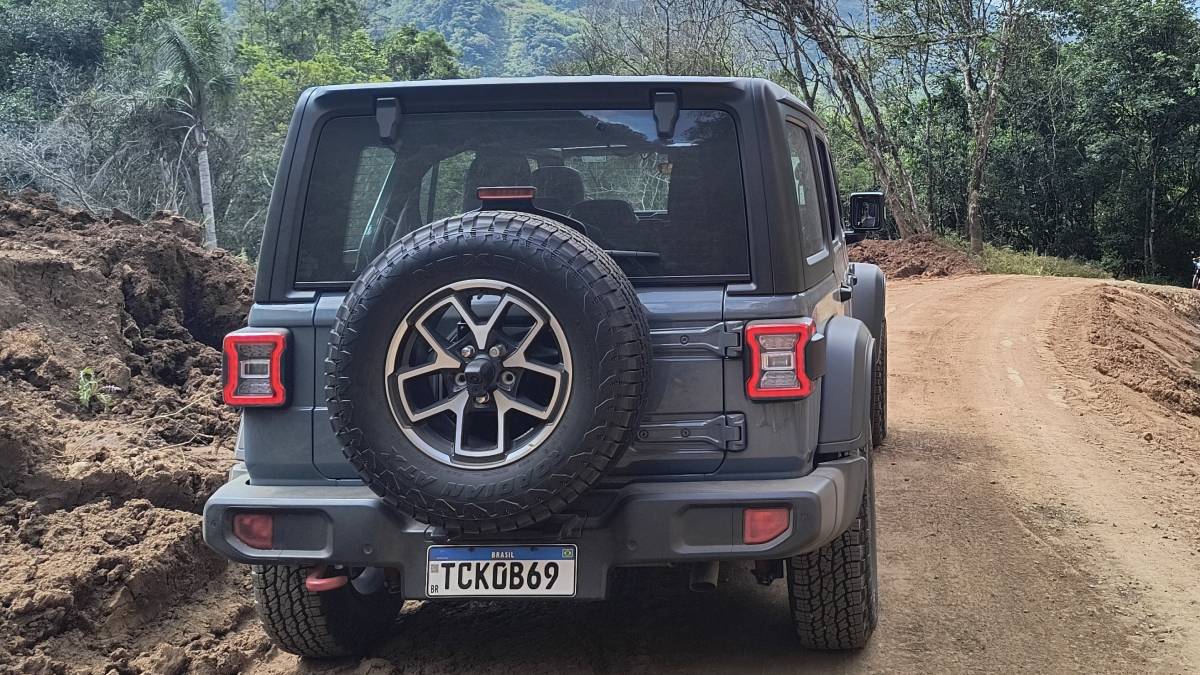 Produzido nos Estados Unidos, o Wrangler carrega mais de oito décadas de herança da Jeep e identidade preservada ao longo das gerações | Gabriel Dias/Flashmotors