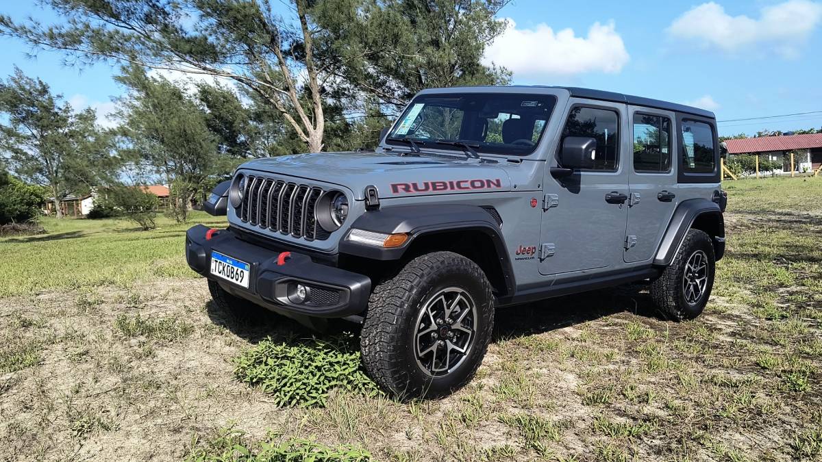 Teto e portas removíveis reforçam a proposta aventureira do Wrangler, pensado para uso intenso fora do asfalto | Gabriel Dias/Flashmotors