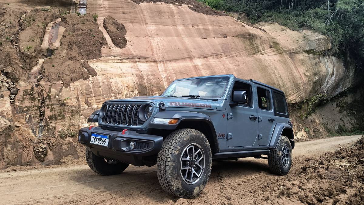 O Rubicon reúne um verdadeiro arsenal eletrônico para o off-road, com câmera frontal, modos específicos de condução e proteções reforçadas | Gabriel Dias/Flashmotors