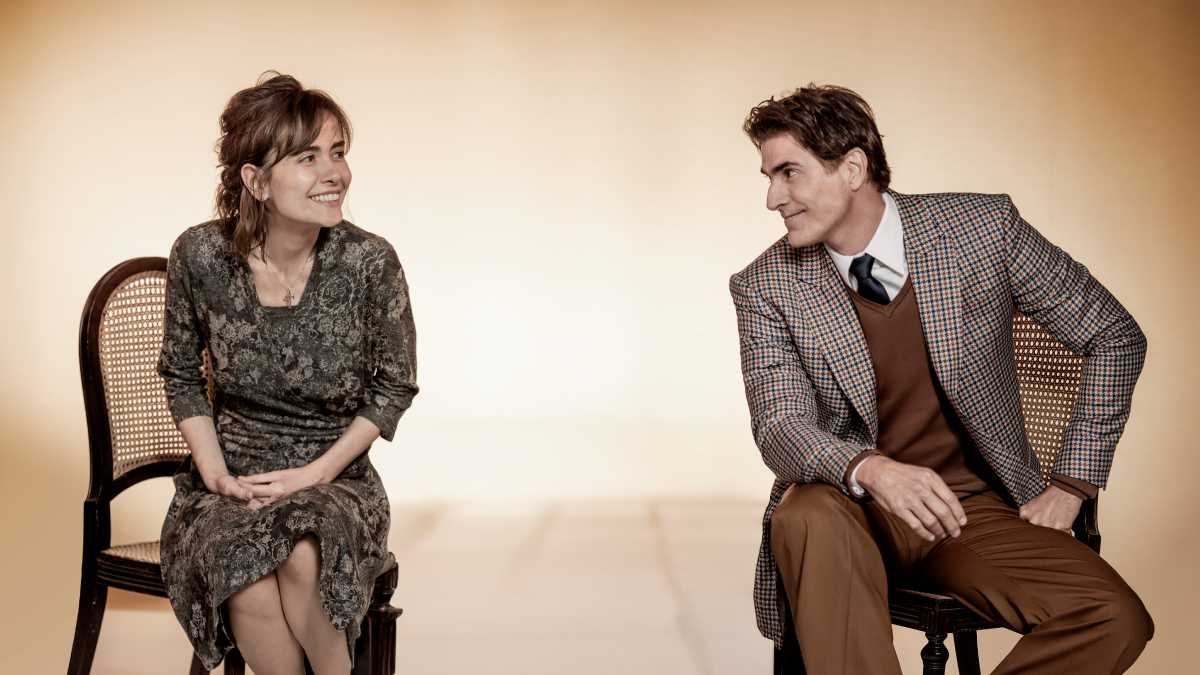 Com direção e adaptação de Alexandre Reinecke e tradução de Célia Tolentino, a montagem leva ao teatro o clássico filme eternizado pelas atuações de Sophia Loren e Marcello Mastroianni.