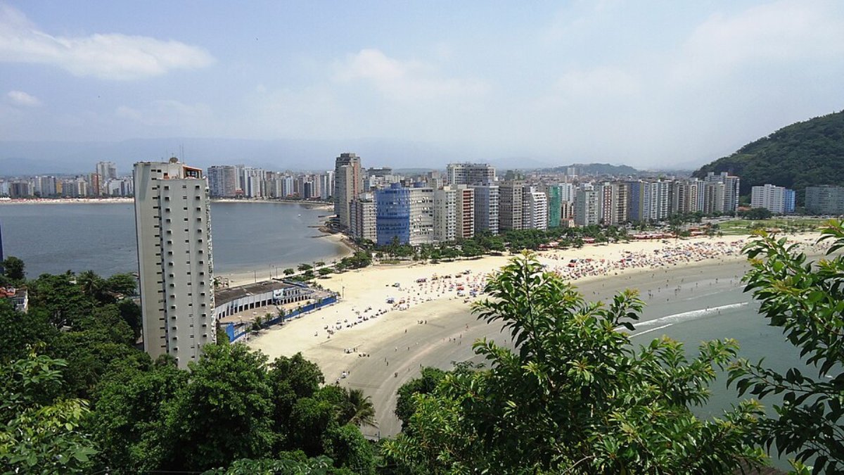 O fato de São Vicente ser uma cidade com praia já é uma vantagem para muitas pessoas (Foto: Jacinto@lves de Souza/Wikimedia Commons)