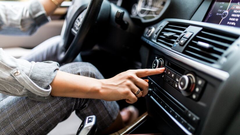 Quando o motorista ativa a recirculação, a ventilação passa a trabalhar apenas com o ar que já está no interior da cabine, criando um ciclo fechado